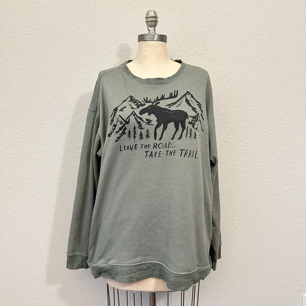 NATURAL LIFE Sweatshirt Gray Graphic Moose Mountain Pullover Crewneck